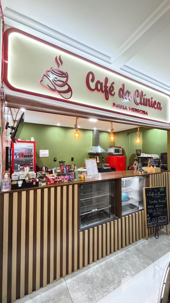 Café da Clínica com balcão e ambiente de convivência