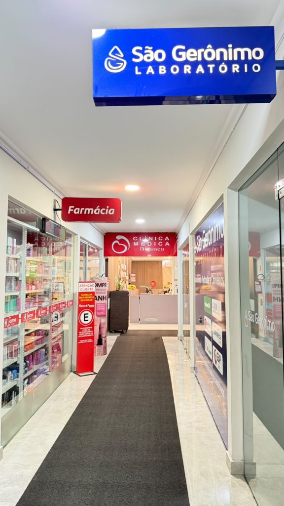 Corredor de acesso à recepção da Clínica Médica Biguaçu
